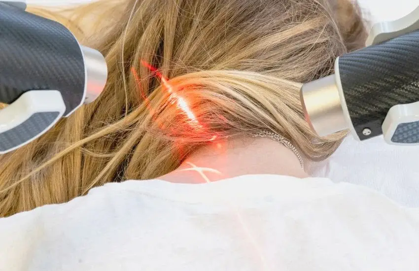 Paciente recibiendo tratamiento con láser para tendinitis del supraespinoso en la zona del hombro y cuello.