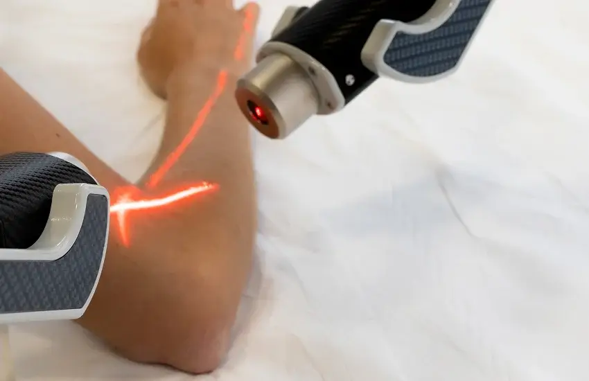 Explicación visual de dolor articular y tratamiento con láser en una consulta sanitaria.